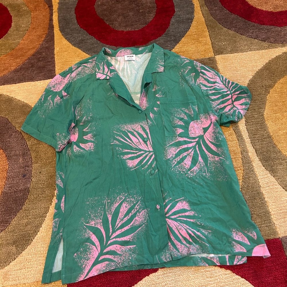 Cotton On Men’s Tropical Hibiscus Print Hawaiian Short Sleeve Button Down Shirt